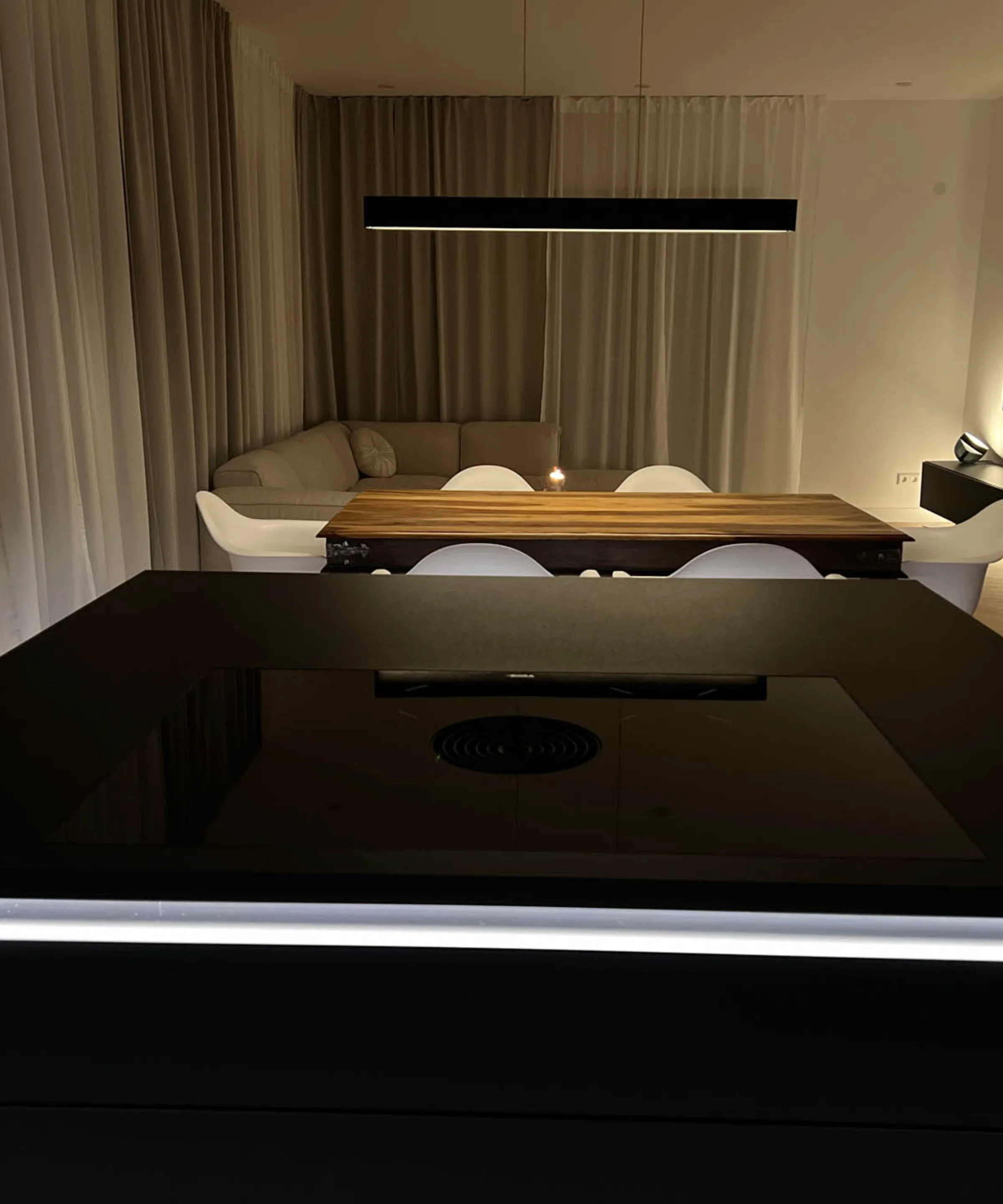 Ein moderner Wohnbereich mit Esstisch und Sofa in einem stilvollen Design von Nolte Living.