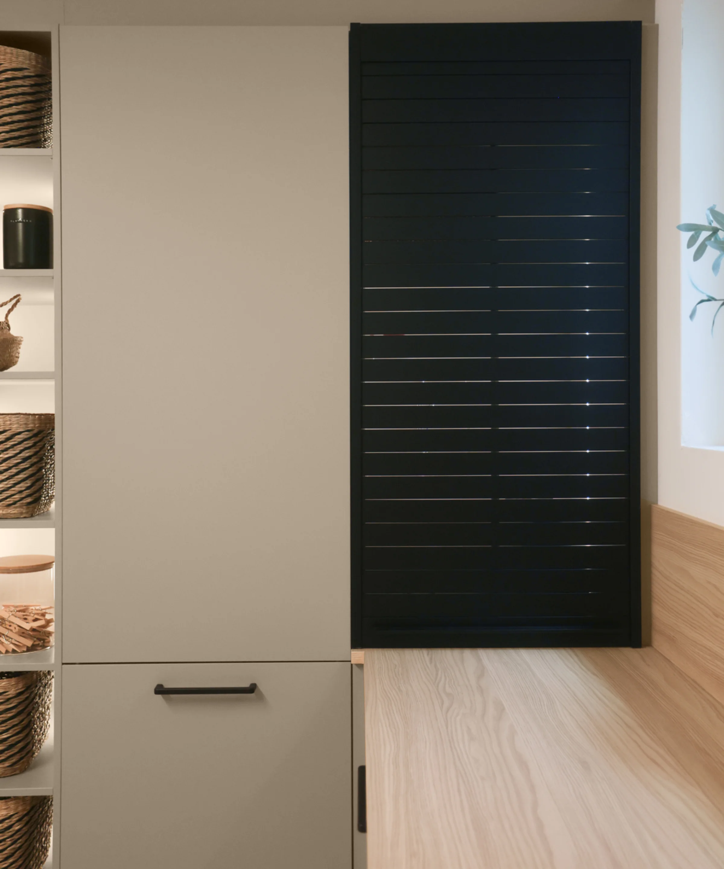 Ein moderner Hauswirtschaftsraum mit Holzdetails und Stauraum, Nolte Hauswirtschaftsräume.