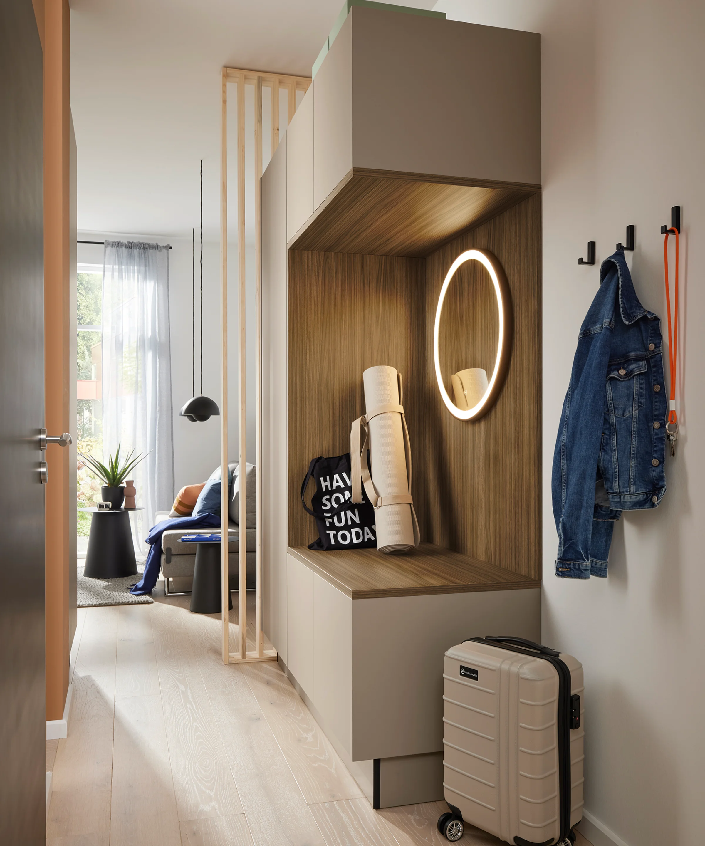 Ein moderner Eingangsbereich mit Spiegel und Schuhschrank, der zu Nolte Living gehört.