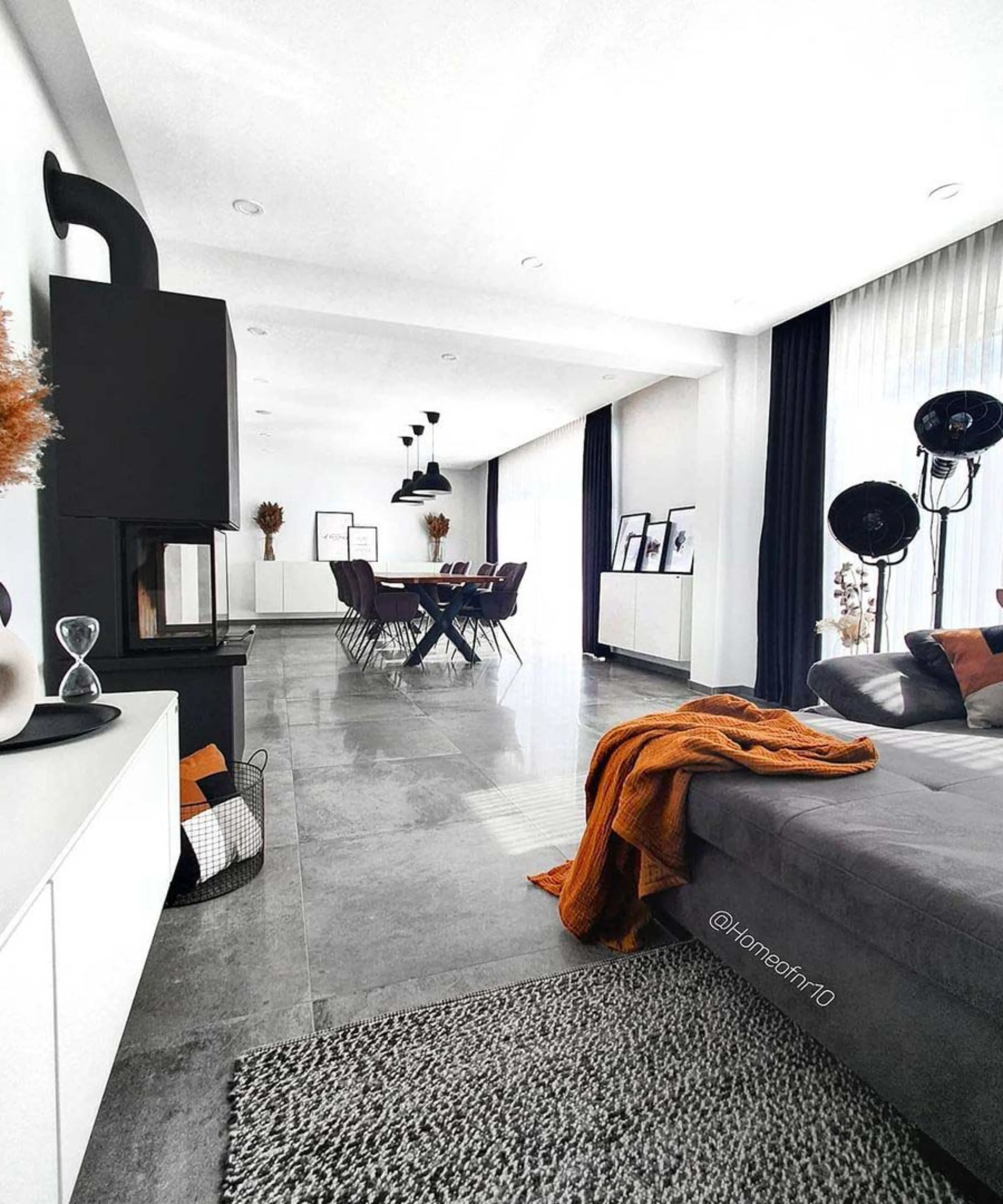 Ein modernes Wohnzimmer mit grauem Sofa und Dekoration, Teil von Nolte Living.
