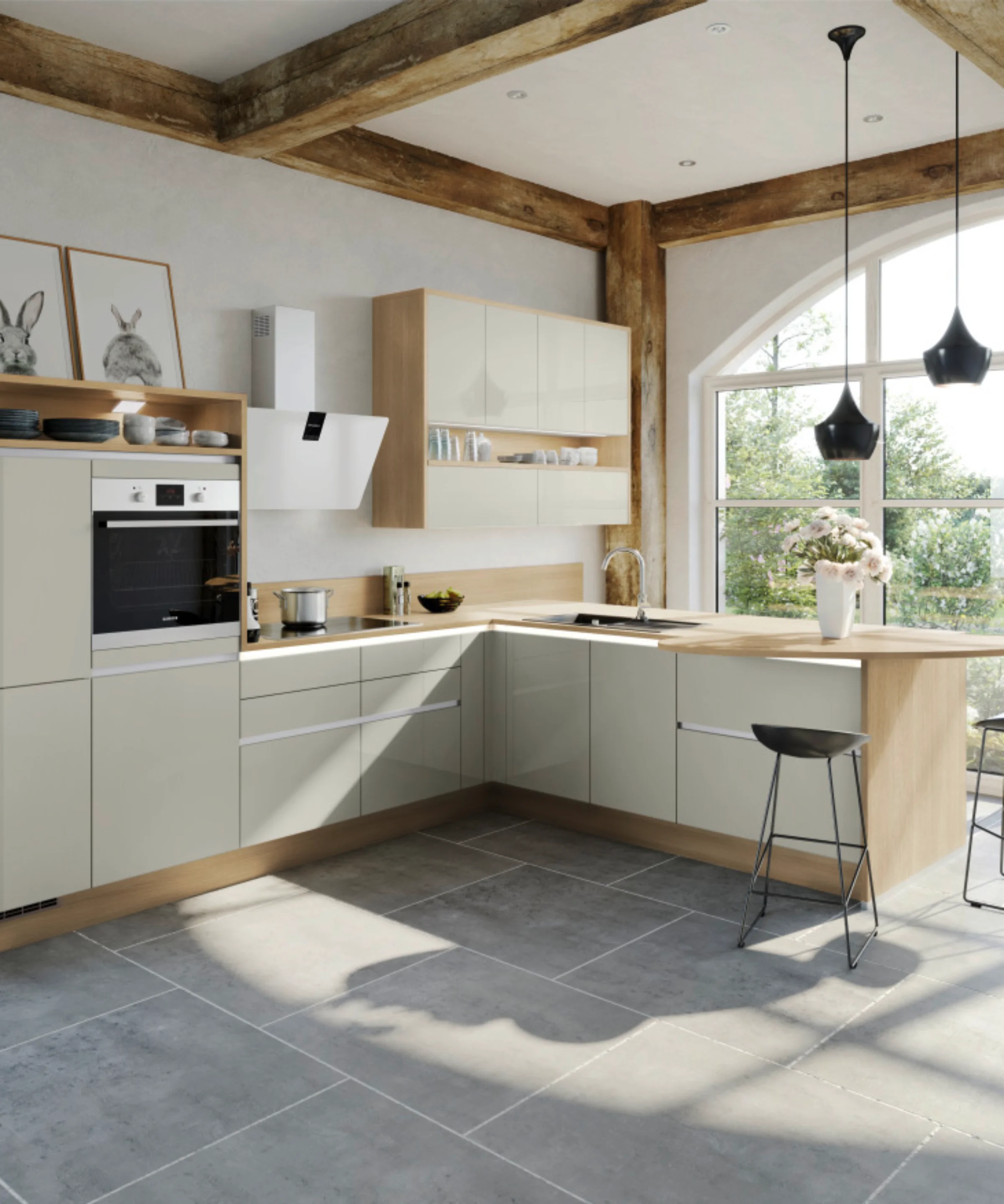 Eine moderne Küche mit Holzdetails und großen Fenstern, Express Küchen.