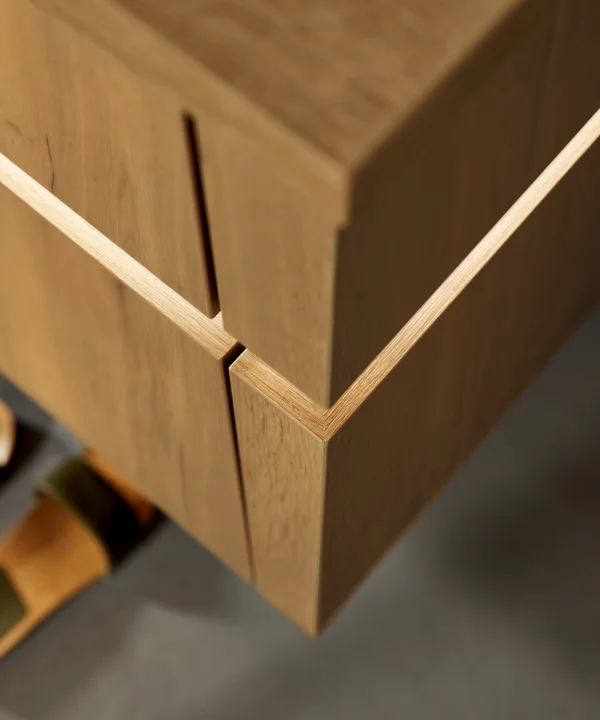 Ein elegantes Holz-Badmöbel mit Hausschuhen auf dem Boden, Nolte SPA.