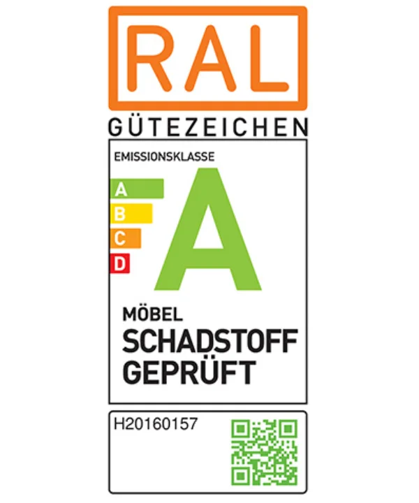 Ein Gütezeichen zeigt die Emissionsklasse A für schadstoffgeprüfte Möbel.