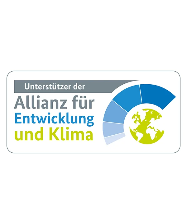 Ein Logo mit dem Text "Unterstützer der Allianz für Entwicklung und Klima" und einer stilisierten Weltkugel.