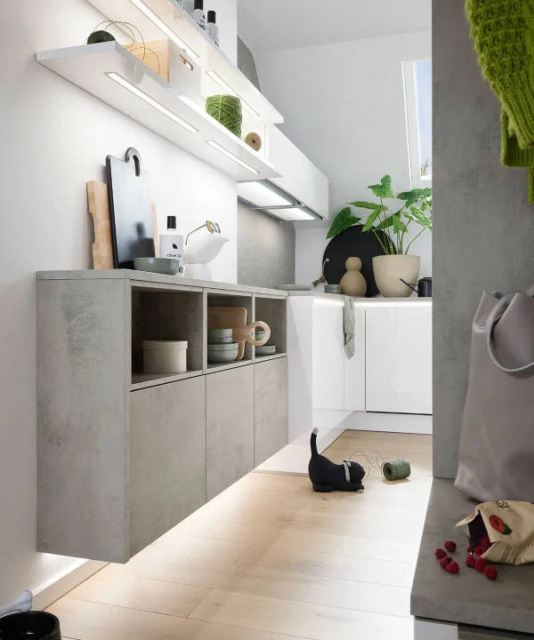 Eine moderne Küche mit offenen Regalen und Pflanzen, gestaltet von Nolte Küchen.
