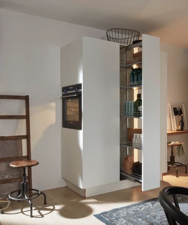 Ein moderner Hauswirtschaftsraum mit Regal und Ofen, ausgestattet von Nolte Hauswirtschaftsräume.