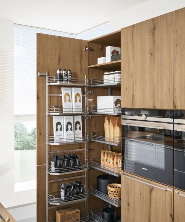 Ein geöffneter Küchenschrank mit Vorräten und Holzoptik von Nolte Küchen.