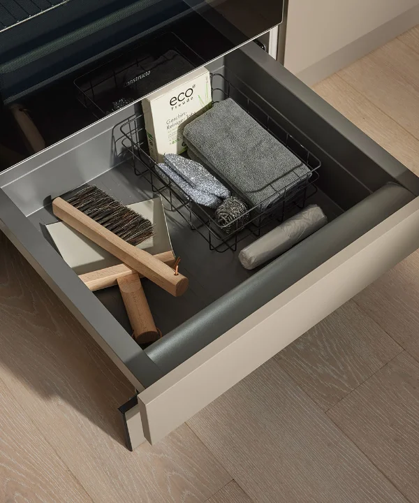 Un tiroir de cuisine ouvert avec des ustensiles, intégré dans un design moderne de Nolte Kitchen.