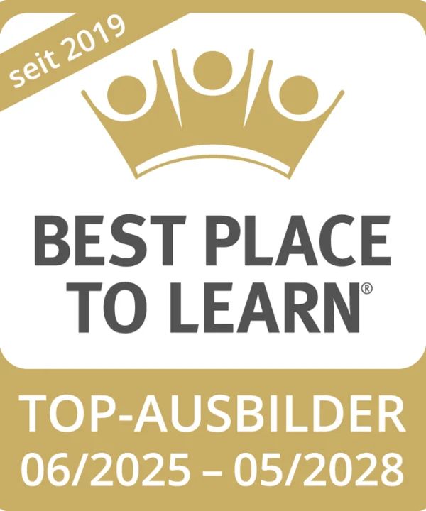 Ein goldfarbenes Emblem mit der Aufschrift "Best Place to Learn" und "Top-Ausbilder 06/2025 - 05/2028".