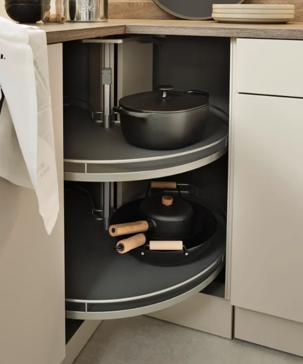 In der modernen Küche mit Eckschrank und Töpfen ist Nolte Küchen integriert.