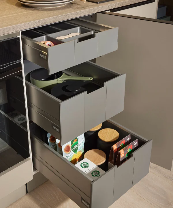 Tiroirs de cuisine ouverts avec ustensiles et épices dans un cadre moderne de cuisine Nolte.
