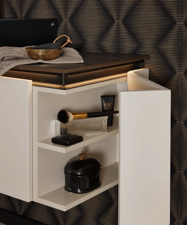 Ein modernes Badezimmerregal mit Kosmetikartikeln, Teil des Nolte SPA Designs.