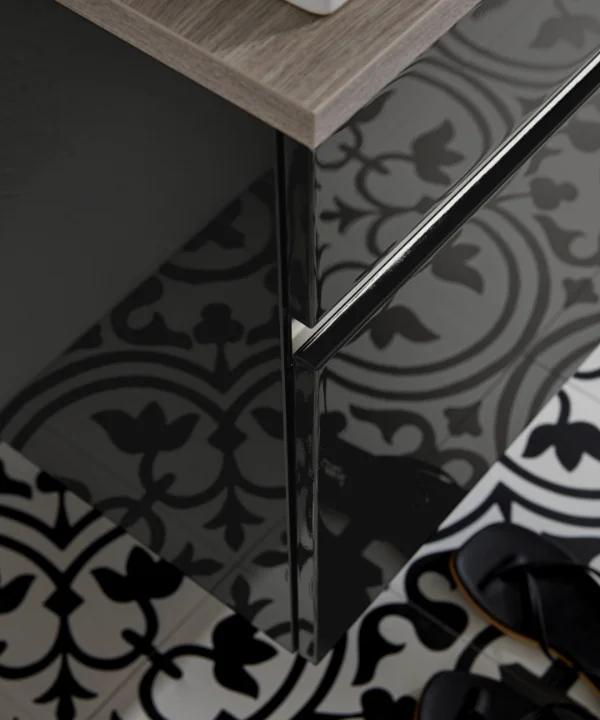 Ein stilvolles Badezimmer mit glänzendem Schrank und gemustertem Boden, Nolte SPA.